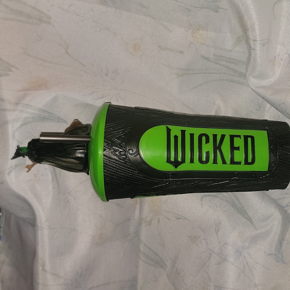 Wicked - Picture 5 of 8